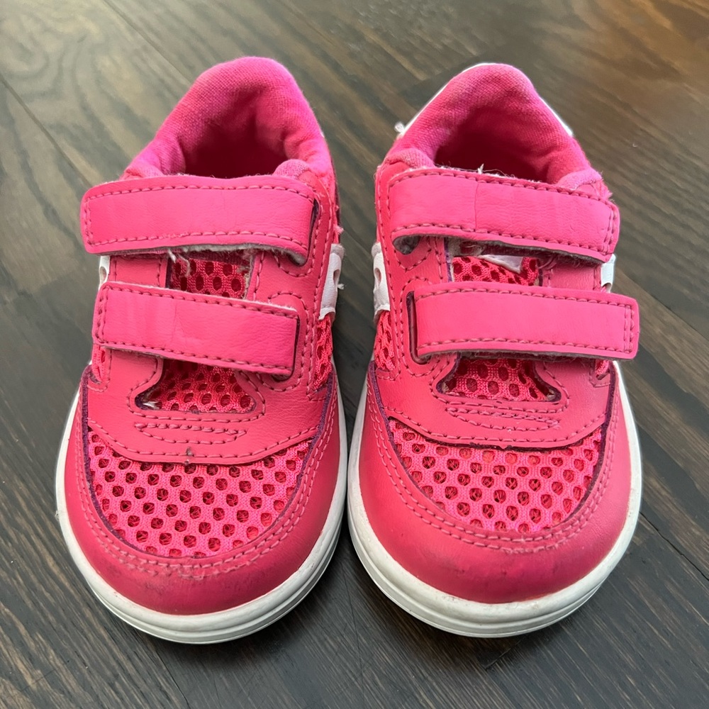 Saucony Jazz baby girl running shoes size 4.5W PINK